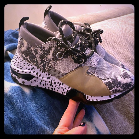 Steve Madden Shoes - Steve Madden snake skin snakeskin athletic shoes